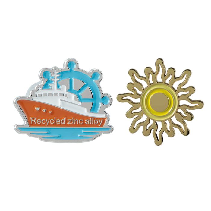 Pin aus recycelter Zinklegierung in individueller Form mit Logo-Design in weichem Emaille.