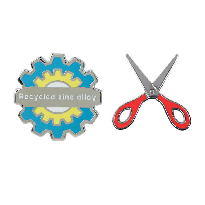 Individuell geformter Reverspin aus recycelter Zinklegierung mit Logodesign in Hartemaille-Optik.